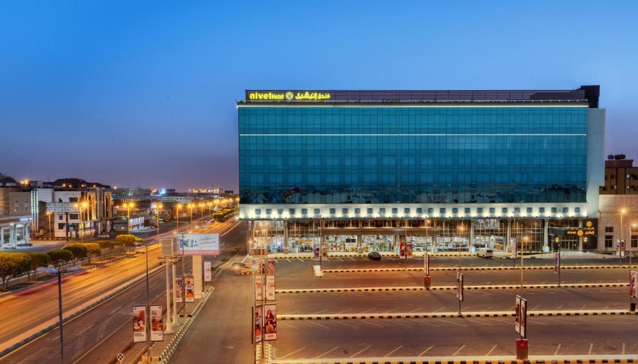 Nivel Hotel Abha Khamis Mushait Exteriér fotografie The hotel at night